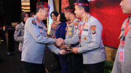 Kadiv Humas Polri Irjen Pol Shandi Nugroho beri penghargaan anggota