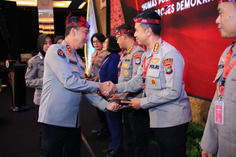 Kadiv Humas Polri Irjen Pol Shandi Nugroho beri penghargaan anggota