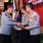 Kadiv Humas Polri Irjen Pol Shandi Nugroho beri penghargaan anggota