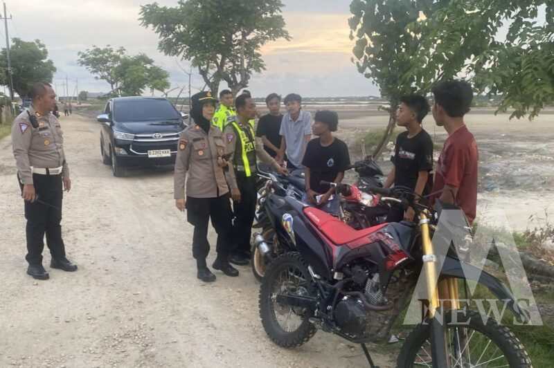 Polsek Galis bersama Satlantas Polres Pamekasan amankan 13 motor knalpot non Spektek saat patroli KRYD