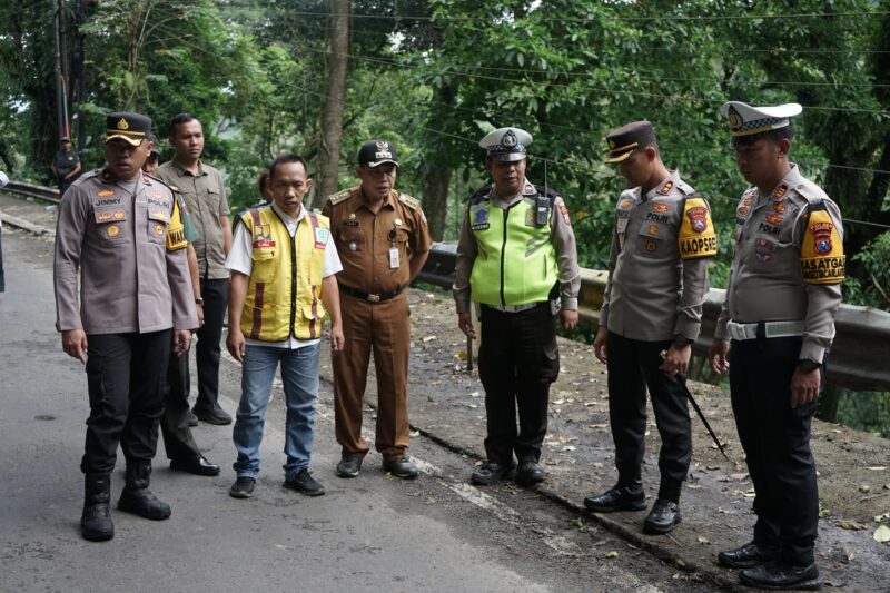 Kapolres Jember AKBP Bayu Pratama Gubunagi cek jalan lintas Gumitir