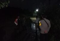 Bhabinkamtibmas bantu warga terdampak luapan sungai jurang dandang
