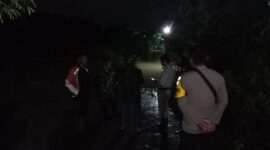 Bhabinkamtibmas bantu warga terdampak luapan sungai jurang dandang