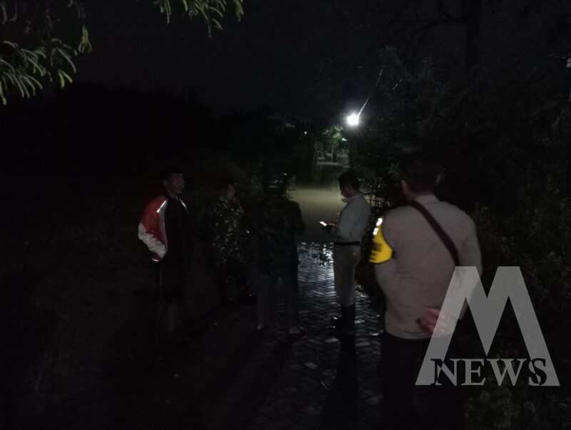 Bhabinkamtibmas bantu warga terdampak luapan sungai jurang dandang