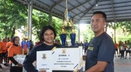 Dankodiklatal Letjen TNI Marinir Nur Alamsyah bersama pemenang lomba panahan