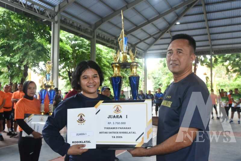 Dankodiklatal Letjen TNI Marinir Nur Alamsyah bersama pemenang lomba panahan