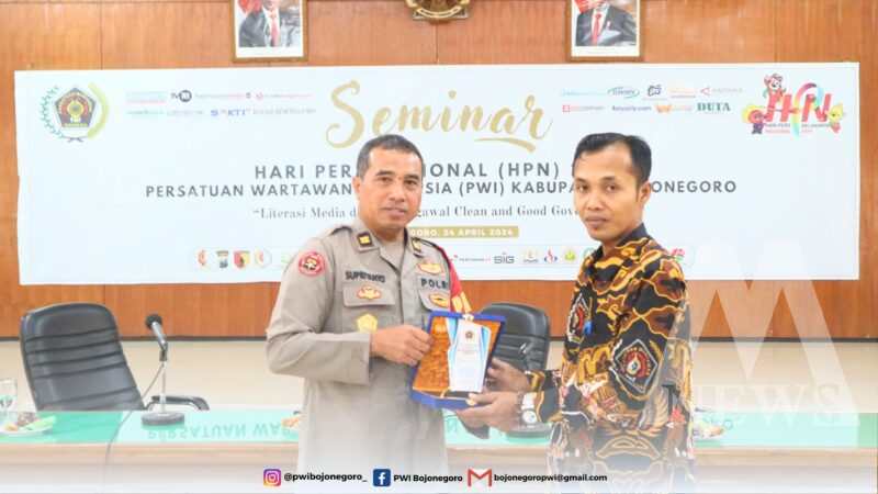 Polres Bojonegoro terima piagam penghargaan dari PWI Bojonegoro