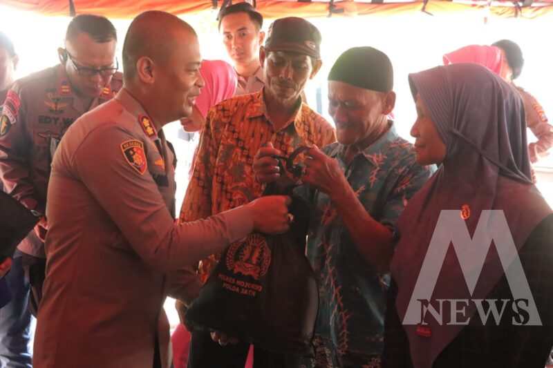Kapolres Mojokerto AKBP Dr. Ihram Kustarto saat salurkan Bansos