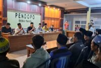 Kapolresta Banyuwangi, warga Pakel dan PT. Bumisari saat mediasi