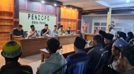 Kapolresta Banyuwangi, warga Pakel dan PT. Bumisari saat mediasi