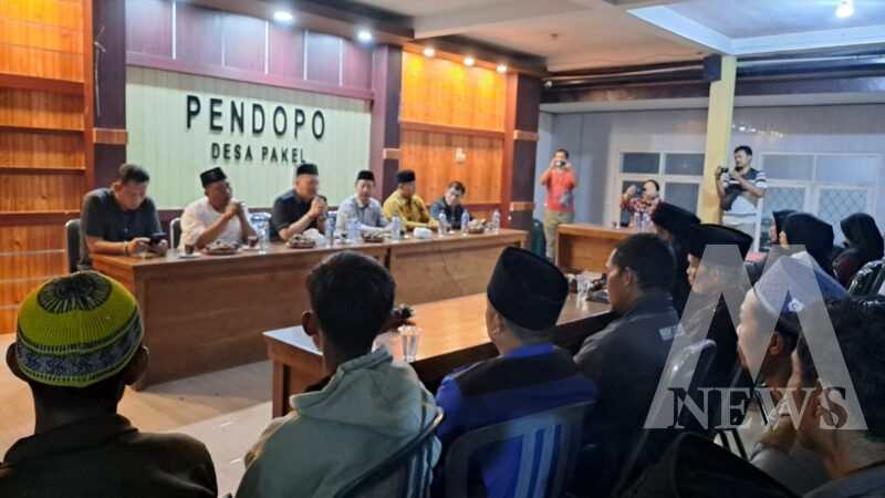 Kapolresta Banyuwangi, warga Pakel dan PT. Bumisari saat mediasi