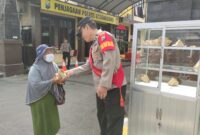 Polres Bojonegoro bagi nasi gratis di Jum'at Berkah