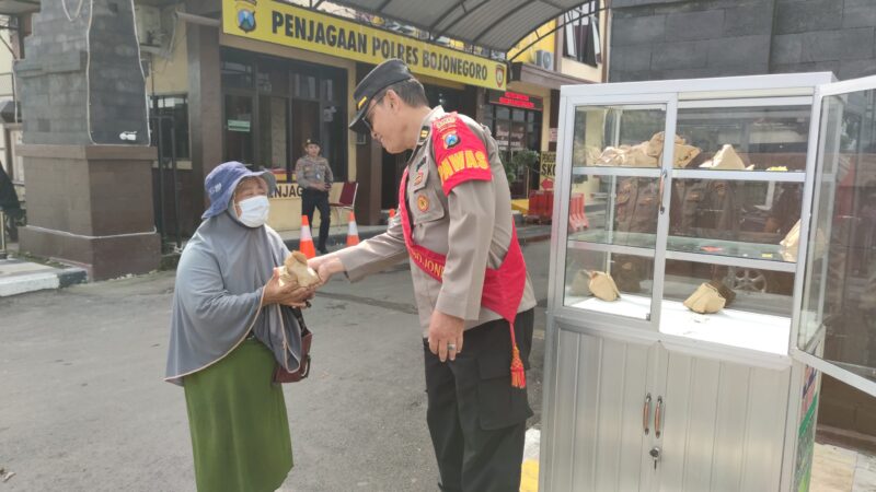 Polres Bojonegoro bagi nasi gratis di Jum'at Berkah