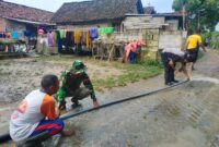 Polres Nganjuk bersama warga bersihkan material sisa luapan sungai jurang dandang