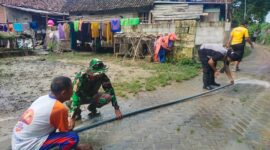 Polres Nganjuk bersama warga bersihkan material sisa luapan sungai jurang dandang