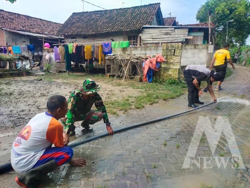 Polres Nganjuk bersama warga bersihkan material sisa luapan sungai jurang dandang
