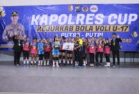 Kapolres Bojonegoro AKBP Mario Prahatinto serahkan trophy kejuaraan turnamen Bola Voli Kapolres Cup 2024