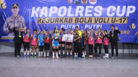 Kapolres Bojonegoro AKBP Mario Prahatinto serahkan trophy kejuaraan turnamen Bola Voli Kapolres Cup 2024