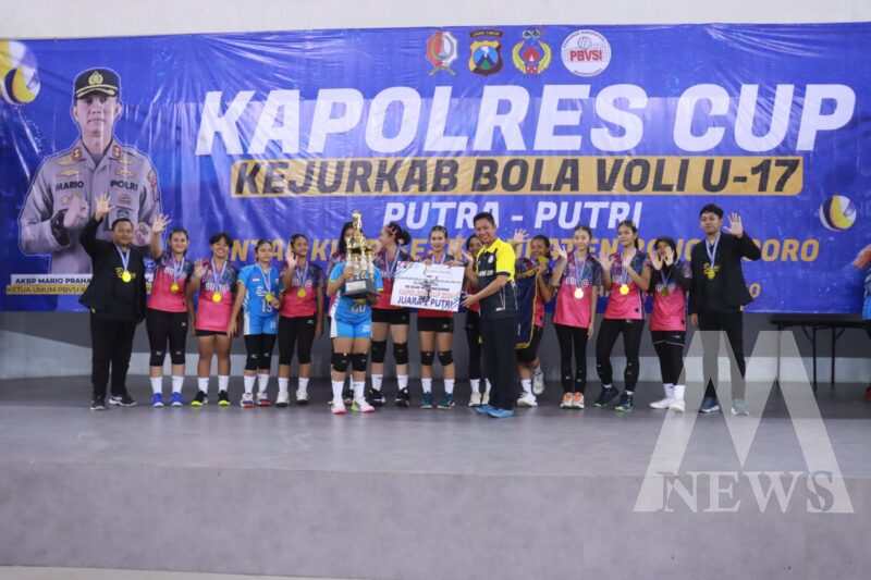 Kapolres Bojonegoro AKBP Mario Prahatinto serahkan trophy kejuaraan turnamen Bola Voli Kapolres Cup 2024