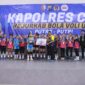 Kapolres Bojonegoro AKBP Mario Prahatinto serahkan trophy kejuaraan turnamen Bola Voli Kapolres Cup 2024