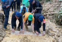 TNI Polri bersama warga buka akses jalan putus akibat longsor