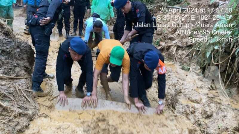 TNI Polri bersama warga buka akses jalan putus akibat longsor
