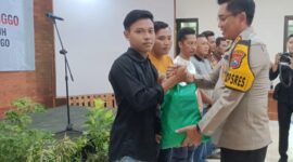 Kapolres Probolinggo AKBP Wisnu Wardana beri bingkisan ke para serikat pekerja