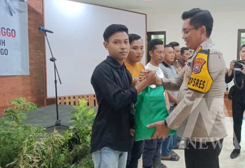 Kapolres Probolinggo AKBP Wisnu Wardana beri bingkisan ke para serikat pekerja