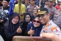 Kapolres Situbondo AKBP Dwi Sumrahadi Rakhmanto bersama para emak2