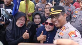 Kapolres Situbondo AKBP Dwi Sumrahadi Rakhmanto bersama para emak2