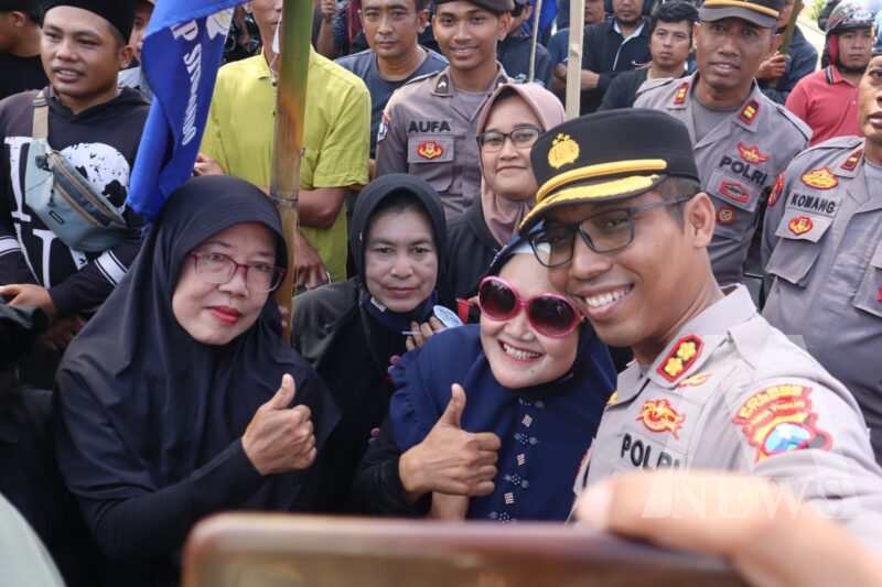Kapolres Situbondo AKBP Dwi Sumrahadi Rakhmanto bersama para emak2