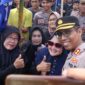 Kapolres Situbondo AKBP Dwi Sumrahadi Rakhmanto bersama para emak2