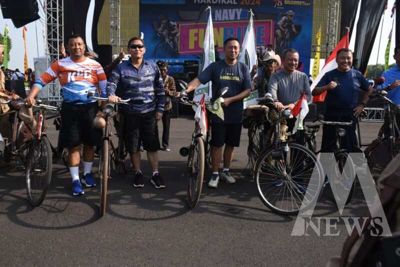 Dankodiklatal Letjen TNI Marinir Nur Alamsyah didampingi Gubernur AAL, Pangkoarmada ll, Danpuspenerbal, Komandan STTAL dan Kapusjianmar