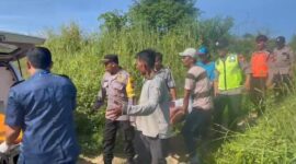 Polisi dan relawan evakuasi korban mobil terjun ke Jurang