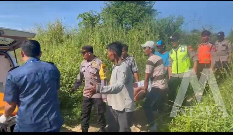 Polisi dan relawan evakuasi korban mobil terjun ke Jurang