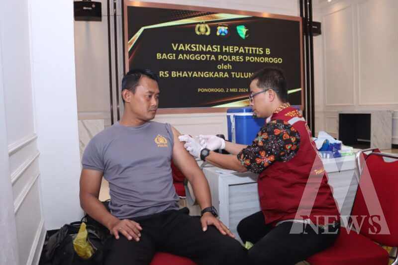 Kapolres Ponorogo AKBP Anton Prasetyo saat Vaksinasi