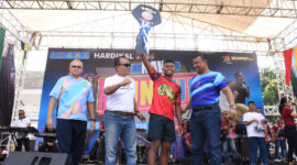 Wadan Kodikalatal Laksda TNI Eko Wahjono bersama pemenang Navy Fun Run Hardikal ke-78