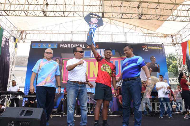 Wadan Kodikalatal Laksda TNI Eko Wahjono bersama pemenang Navy Fun Run Hardikal ke-78