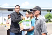 Dankodiklatal Letjen TNI Marinir Nur Alamsyah bagikan sembako