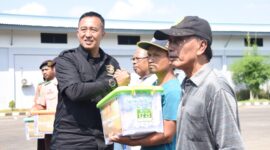 Dankodiklatal Letjen TNI Marinir Nur Alamsyah bagikan sembako