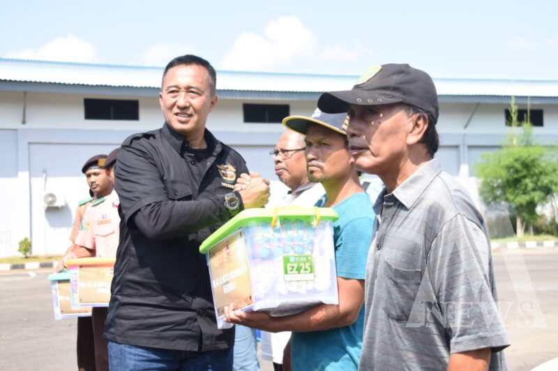 Dankodiklatal Letjen TNI Marinir Nur Alamsyah bagikan sembako