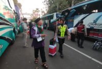 Polwan Bojonegoro bantu jamaah calon Haji