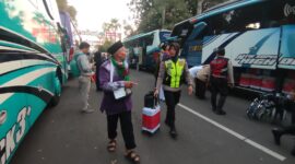 Polwan Bojonegoro bantu jamaah calon Haji