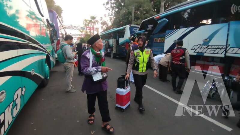 Polwan Bojonegoro bantu jamaah calon Haji