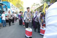 Kapolres Bojonegoro AKBP Mario Prahatinto bantu Jamaah Calon Haji