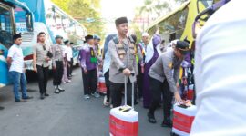 Kapolres Bojonegoro AKBP Mario Prahatinto bantu Jamaah Calon Haji