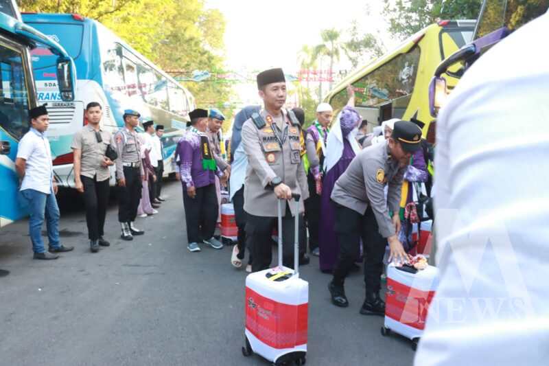 Kapolres Bojonegoro AKBP Mario Prahatinto bantu Jamaah Calon Haji