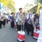 Kapolres Bojonegoro AKBP Mario Prahatinto bantu Jamaah Calon Haji