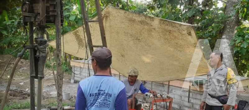 Bhabinkamtibmas Polres Ponorogo bantu warga bangun sumur