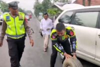 Satlantas Polres Lumajang bantu pengendara ban mobilnya bocor